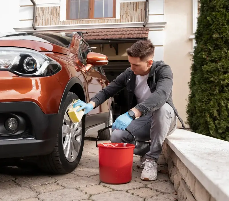 Lavage auto à domicile Saint-Laurent-la-Vernède : professionnel intervenant sur un véhicule